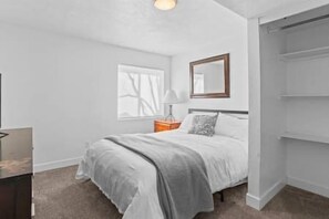 4 Schlafzimmer, Schreibtisch, Bügeleisen/Bügelbrett, kostenloses WLAN