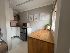 Réfrigérateur, micro-ondes, plaque de cuisson, bouilloire électrique