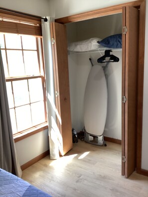 4 bedrooms, desk, iron/ironing board, free WiFi