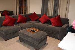 Smart-TV, Kamin, Videospiele, Bücher