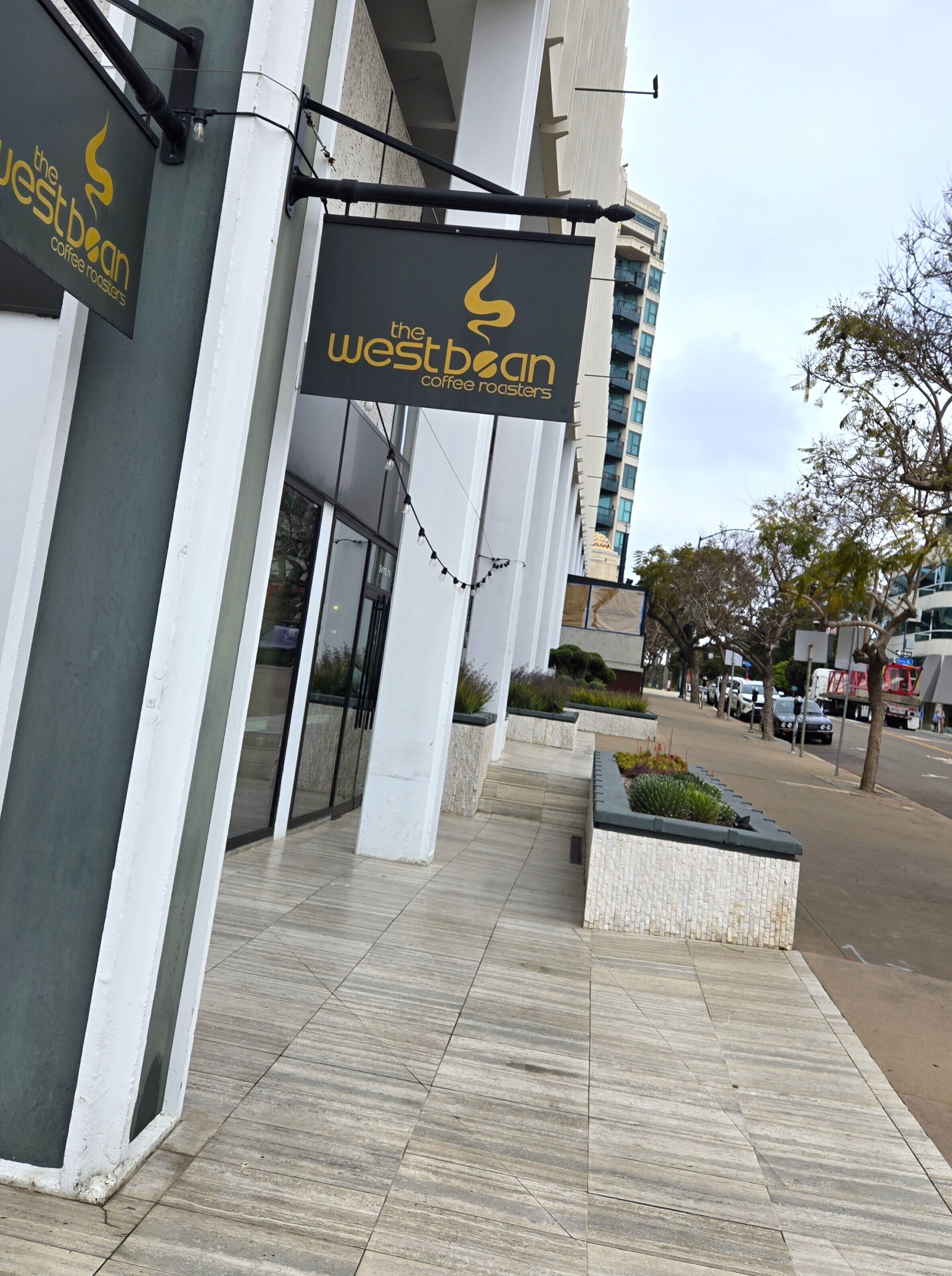 Un bâtiment moderne avec une enseigne indiquant « The Westbean Coffee Roasters ».