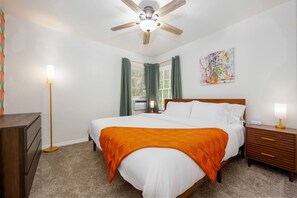 1 bedroom, desk, iron/ironing board, travel cot - Stylish Urban Escape Near Zoo, Park, Little Italy, Downtown, Hillcrest (San Diego)