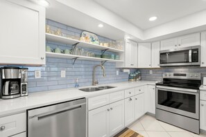 Refrigerador, microondas, horno y parrilla de estufa 