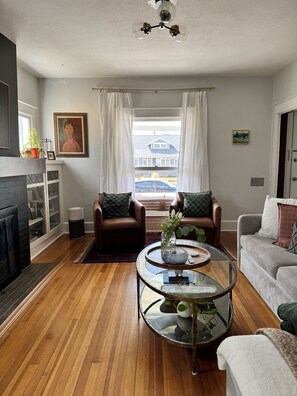 Smart TV, books, music library, stereo - Charming 2BR Getaway – Perfect Basecamp for City & Mountain Trips (Denver)