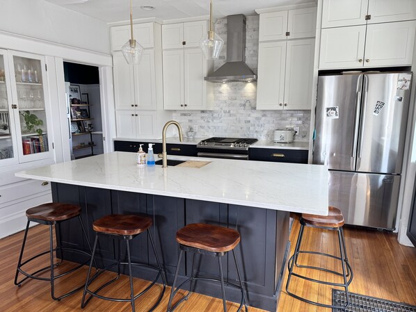 Refrigerador, microondas, horno y parrilla de estufa