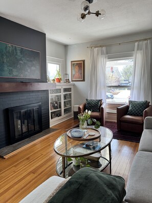 Smart TV, books, music library, stereo - Charming 2BR Getaway – Perfect Basecamp for City & Mountain Trips (Denver)