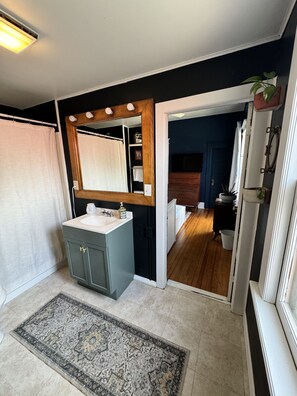 Secadora de cabello, toallas, jabón, shampoo