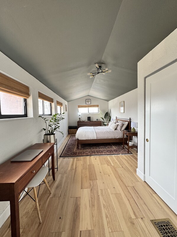 2 bedrooms, desk, Internet, bed sheets
