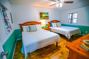 2 bedrooms, free WiFi - Cabin In The Woods (Sleeps 1-6) - Secluded cabin: 1BR (2Q), 1BA (shower), LR, kitchen, patio, fire pit. (Eddyville)