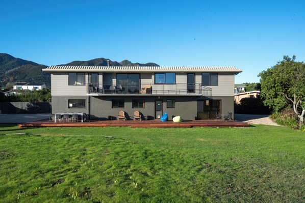 Exterior - BEACH FRONT - Sunflower Beach House Pohara (Pōhara)