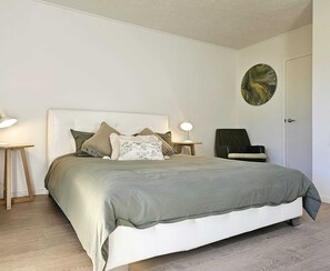 5 bedrooms, iron/ironing board, WiFi - BEACH FRONT - Sunflower Beach House Pohara (Pōhara)