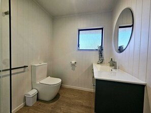 Shower, soap, toilet paper - BEACH FRONT - Sunflower Beach House Pohara (Pōhara)