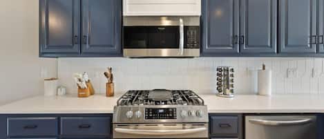 Réfrigérateur, four à micro-ondes, un four, surface de cuisson