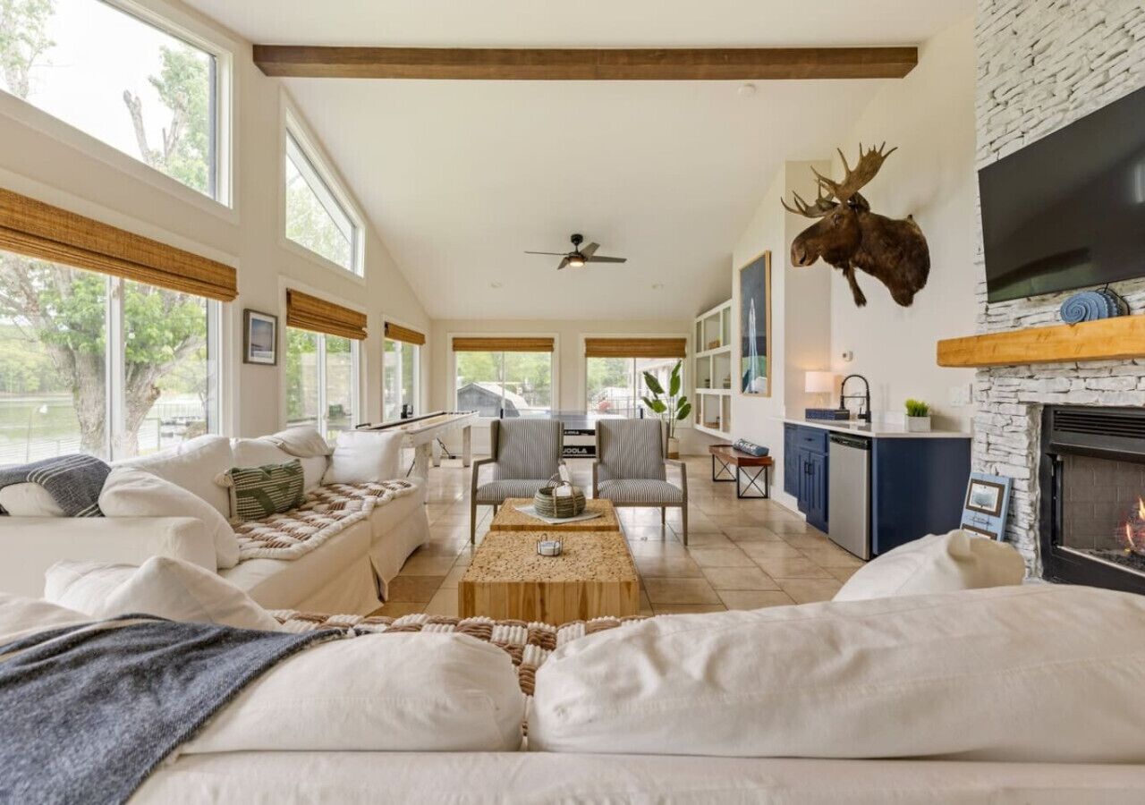 Televisión y chimenea 