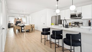 Kaffetrakter/tekoker, kjøleskap, mikrobølgeovn og ovn
