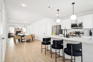 冷蔵庫、電子レンジ、オーブン、コンロ