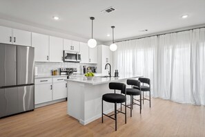 冷蔵庫、電子レンジ、オーブン、コンロ