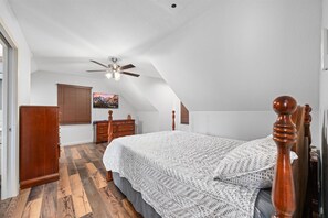 1 soverom, skrivebord, strykejern/-brett og reiseseng for barn