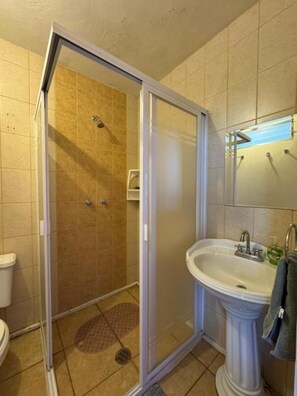 Douche, serviettes fournies, savon, papier toilette