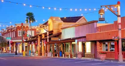 Cozy Condo Mins to ASU Walk to Sloan Park