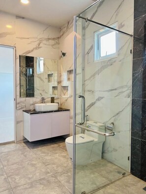 Shower, towels, soap, shampoo - family home 3 bedroom (Tambon Hua Hin)
