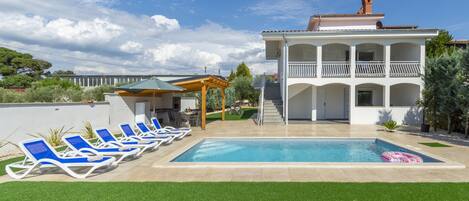 Villa | Basseng | Innendørsbasseng og utendørsbasseng