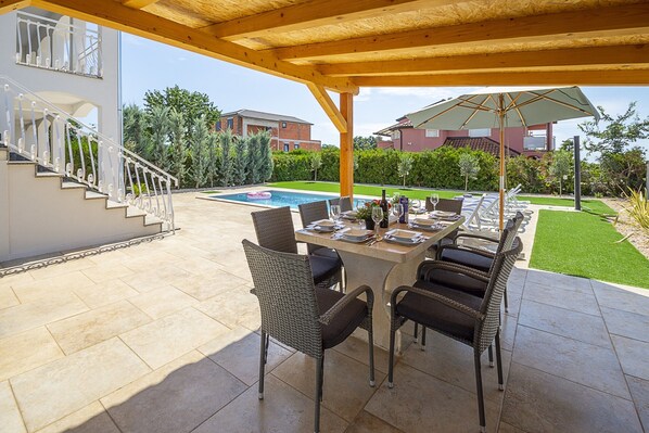 Villa | Restaurante al aire libre