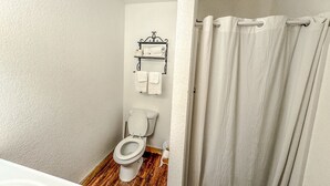 Unclassified image, 4 of 8, button - Cozy cabin with AC and WiFi in peaceful Sterling City.  Your small town adventure awaits! (Sterling City)