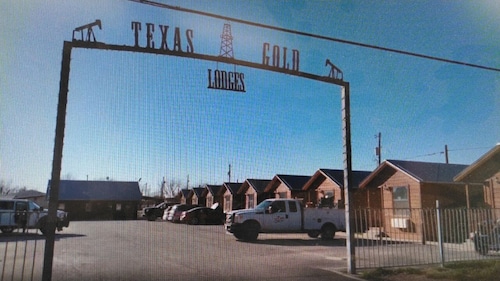 Cozy cabin with AC and WiFi in peaceful Sterling City.  Your small town adventure awaits!