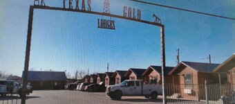 Cozy cabin with AC and WiFi in peaceful Sterling City. Your small town adventure awaits!