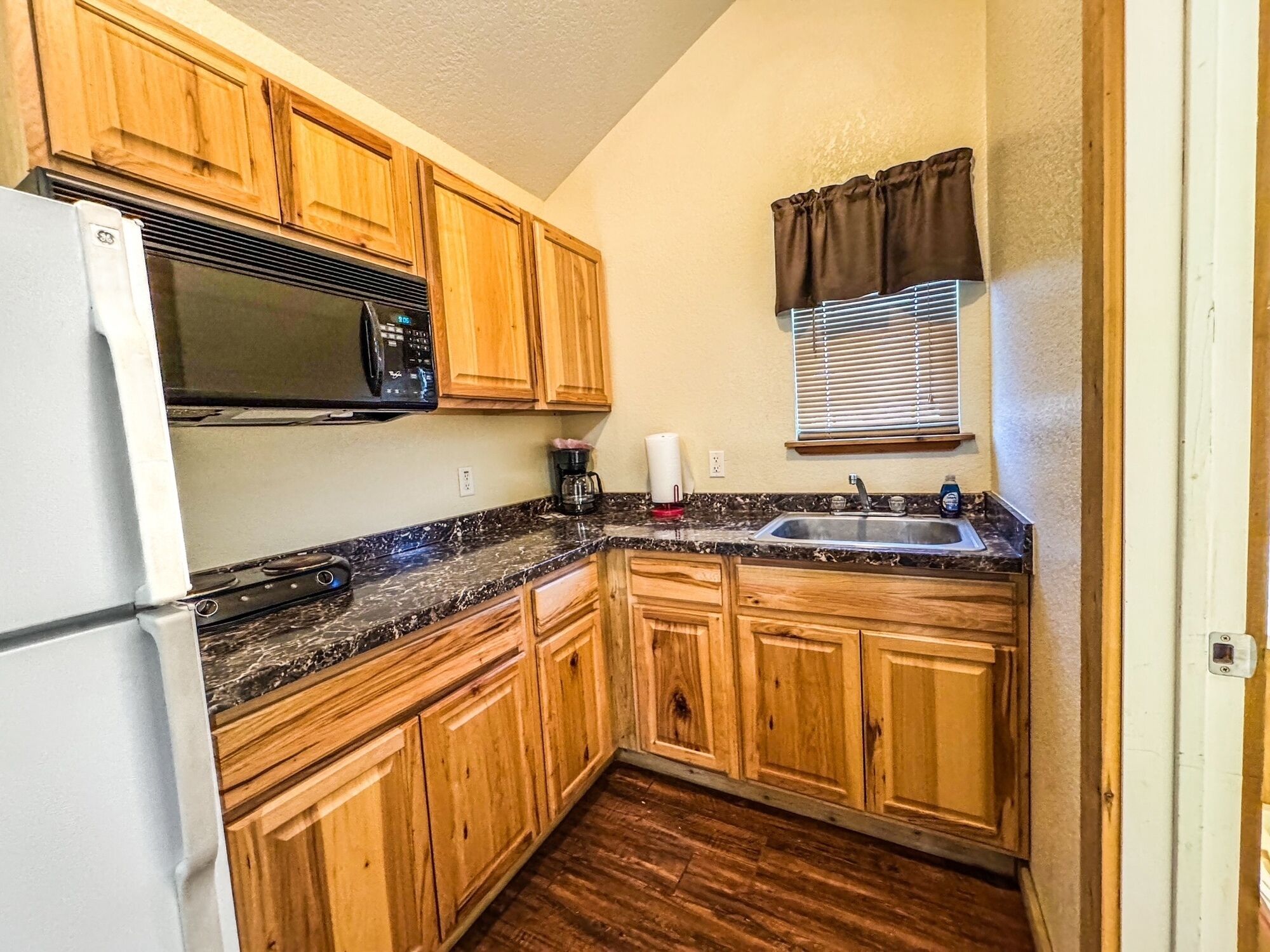 Kühlschrank, Mikrowelle, Wasserkocher mit Kaffee-/Teezubehör