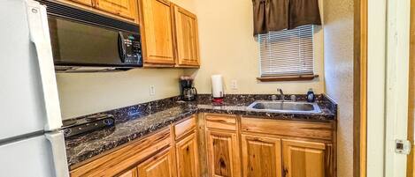 Réfrigérateur, micro-ondes, cafetière/bouilloire