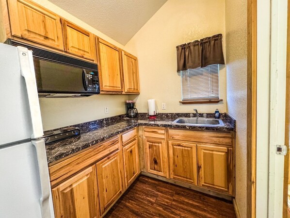 Kjøleskap, mikrobølgeovn, kaffetrakter/tekoker og kjøkkenutstyr