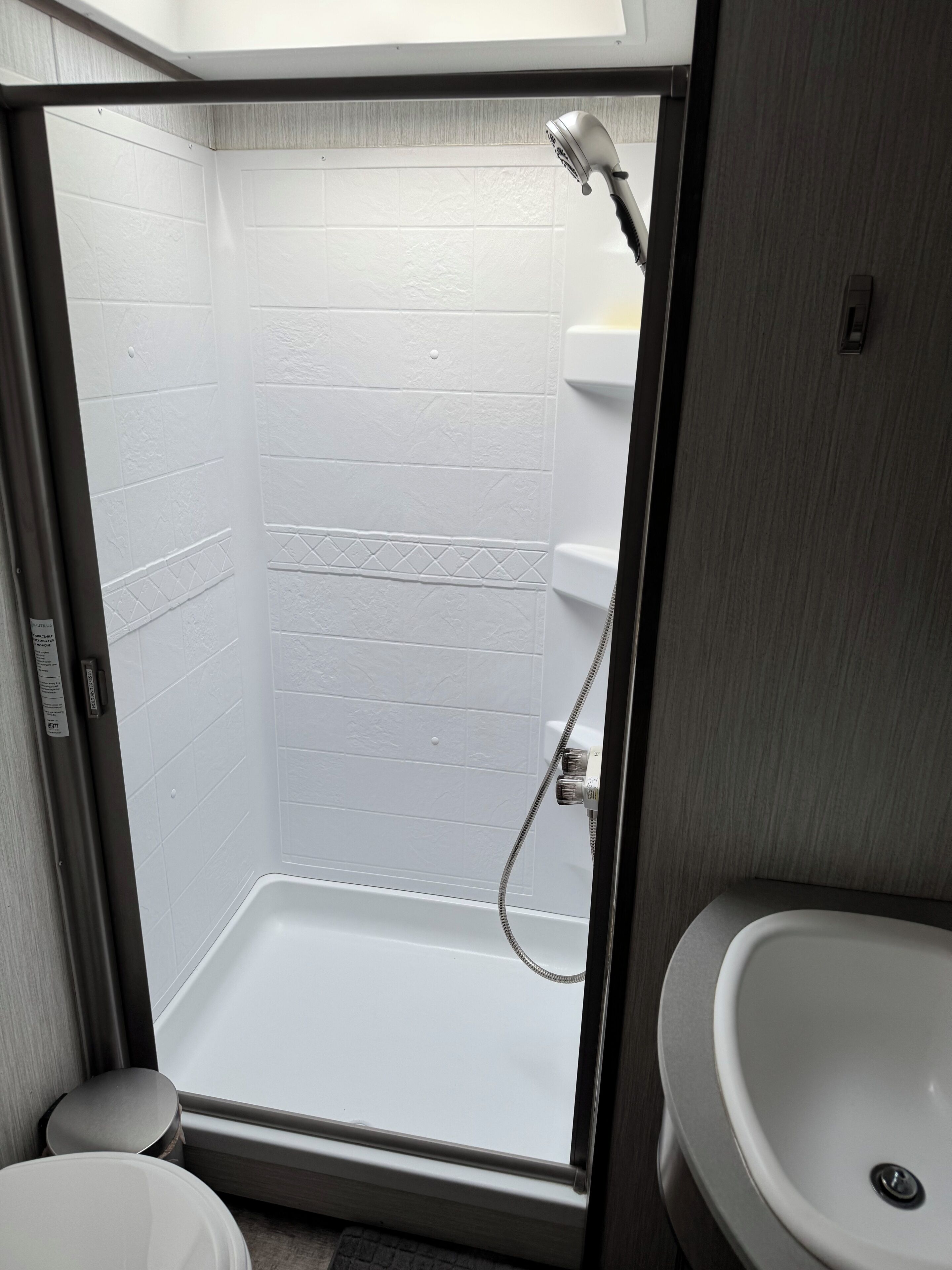ヘアドライヤー、タオル、石鹸、トイレットペーパー