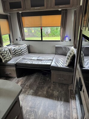 Smart-TV, Kamin, DVD-Player, Stereoanlage