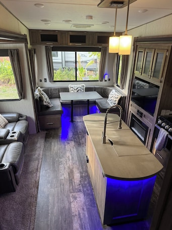 Smart TV, fireplace, DVD player, stereo. Cozy, Large RV in Pleasant Fort Myers with AC, Free WiFi by Park and River