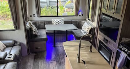 Cozy, Large RV in Pleasant Fort Myers with AC, Free WiFi by Park and River