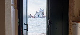 Large Apartment with Wide-Open Canal View along Zattere Waterfront