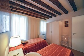 4 chambres, fer et planche à repasser, Wi-Fi gratuit, draps fournis