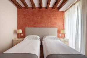 4 habitaciones, tabla de planchar con plancha y wifi gratis 