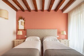 4 bedrooms, iron/ironing board, free WiFi, bed sheets - Large Apartment with Wide-Open Canal View along Zattere Waterfront (Venecia)