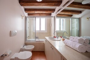 Regadera, secadora de cabello, toallas 