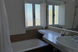 Douche, bidet, serviettes fournies