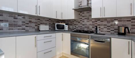 Een koelkast, een microgolfoven, een oven, een vaatwasser