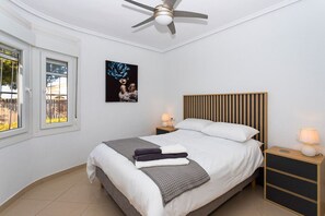3 Schlafzimmer, Schreibtisch, Bügeleisen/Bügelbrett, Reisekinderbett