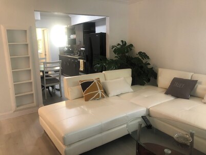 Charming 2 bedroom lake apartment in lovely Hallandale Beach with paddleboat!!!