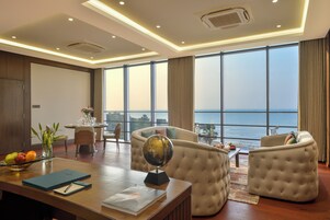 Suíte premium | Área de estar | TV de tela plana 42 polegadas com canais via satélite