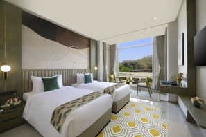 Caja de seguridad en la habitación y espacio para trabajar con laptop 