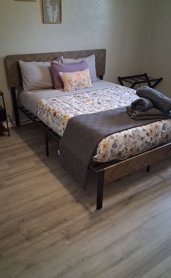 2 bedrooms, iron/ironing board, WiFi, bed sheets