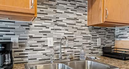 The Lively Getaway | Vibrant Colors + BBQ